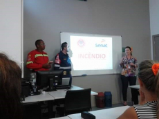 Alunos do Curso Técnico em Segurança do Trabalho do SENAC Viamão recebem os bombeiros Flesch e Paulo Cesar do CBV-ES em palestra.
